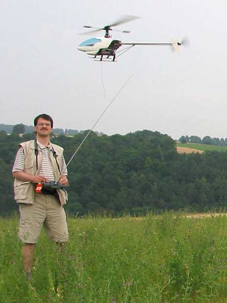ECO-8 beim Seitenschweben auf der Wiese