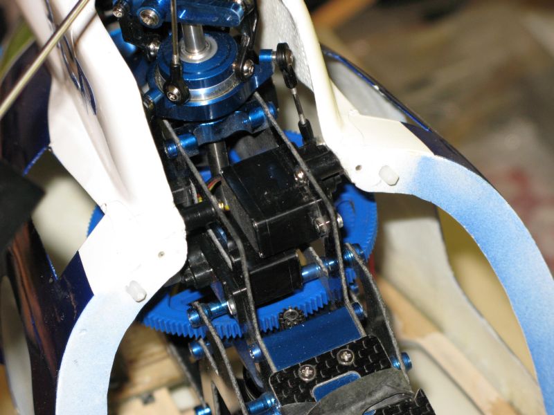Mechanik im GFK-Rumpf der Hughes